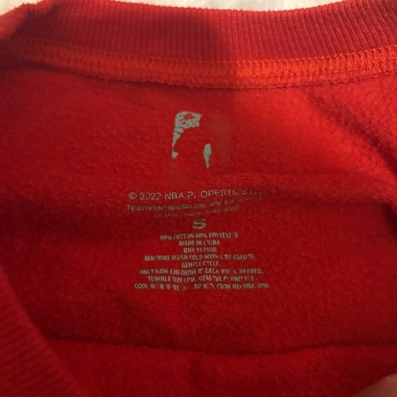 Chicago Bulls Red and Black Sweatshirt Small Color Block NBA 90s Vintage Style - Picture 3 of 4